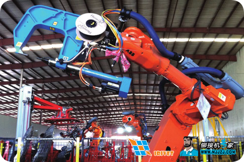 機器人自沖鉚接機