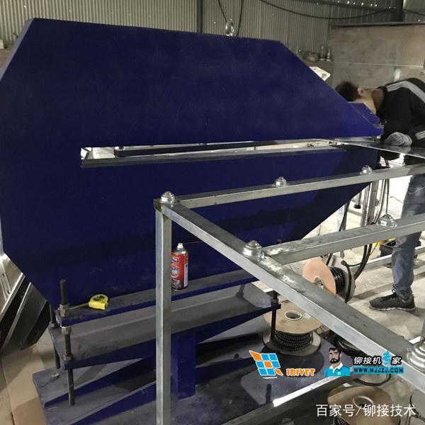 1500喉深路牌鉚釘機